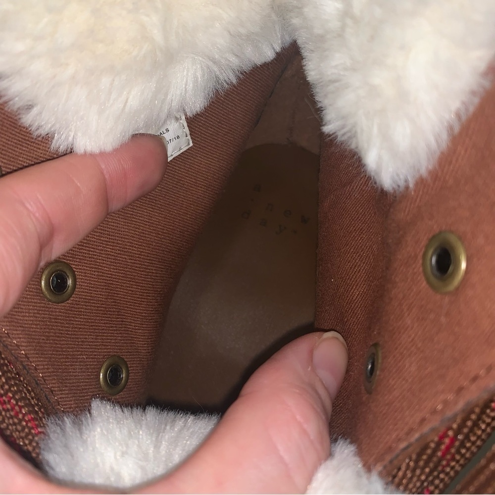☀️A New Day- Faux Fur And Faux Suede Lace-Up Booties Size 10 - Picture 9 of 12